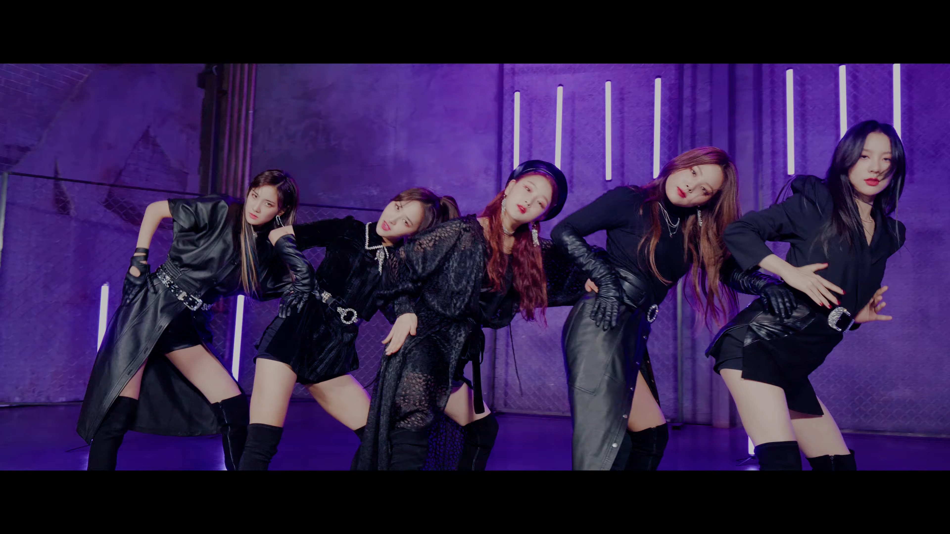 BVNDIT - BE! + Dumb (Performance Video) (Youtube 2160p).mkv_20191124_000218.266.jpg