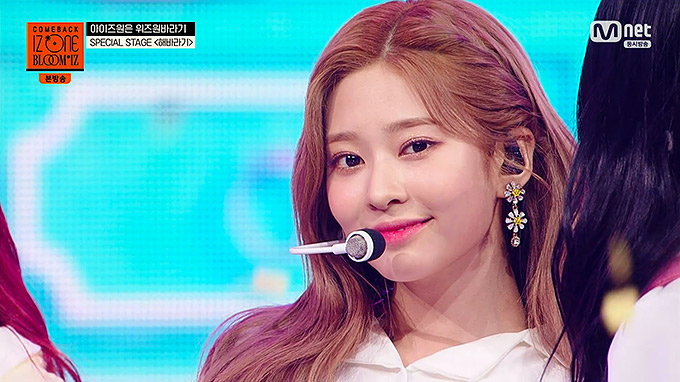 IZONE---Hey.-Bae.-Like-it.-(해바라기)-(200217-Mnet-BLOOMIZ-Comeback-Showcase-E01.jpg