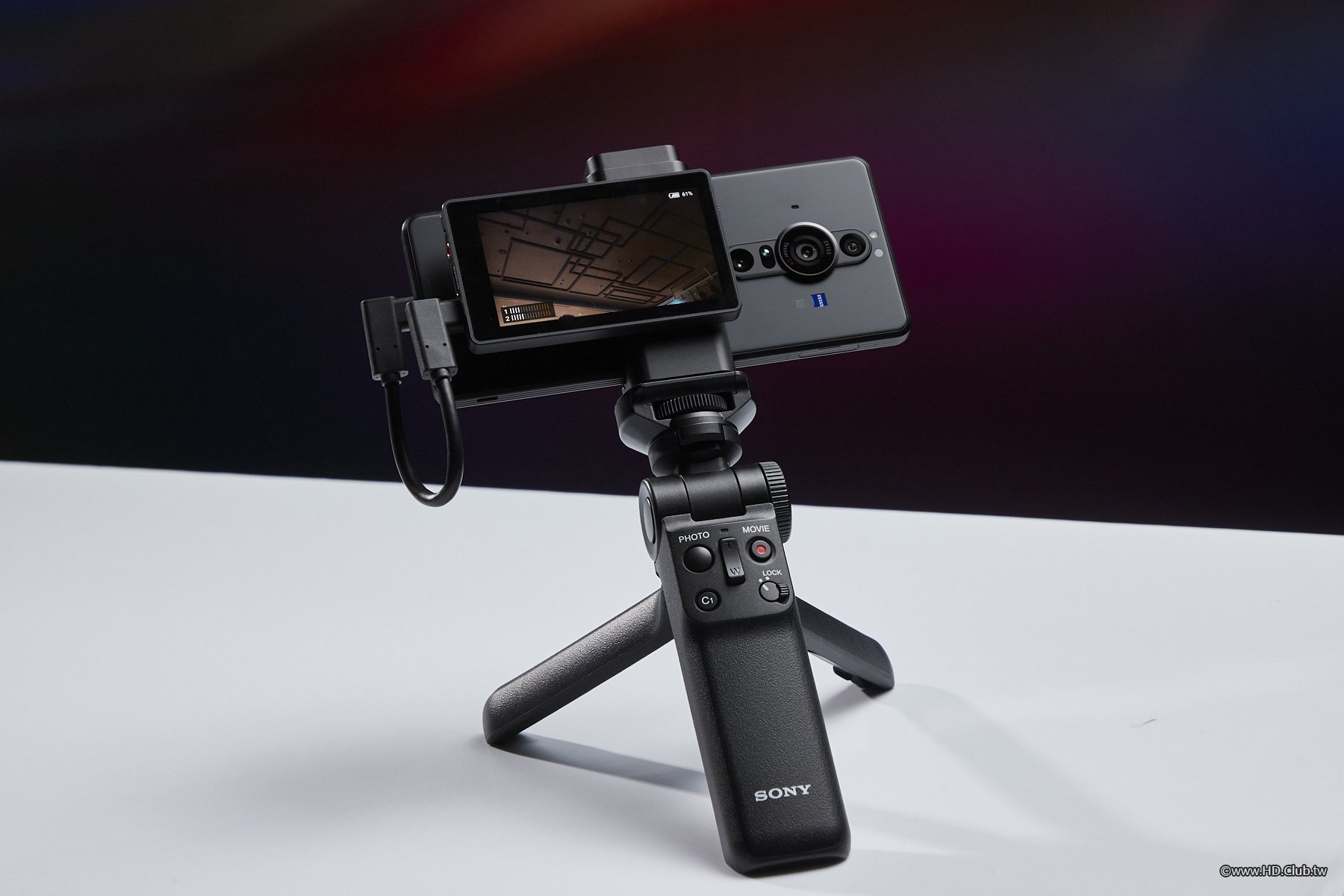 圖說四、Xperia PRO-I 搭配 Vlog專屬外接螢幕、專屬夾具及L型連接線，成為Vlog拍攝利器！.jpg