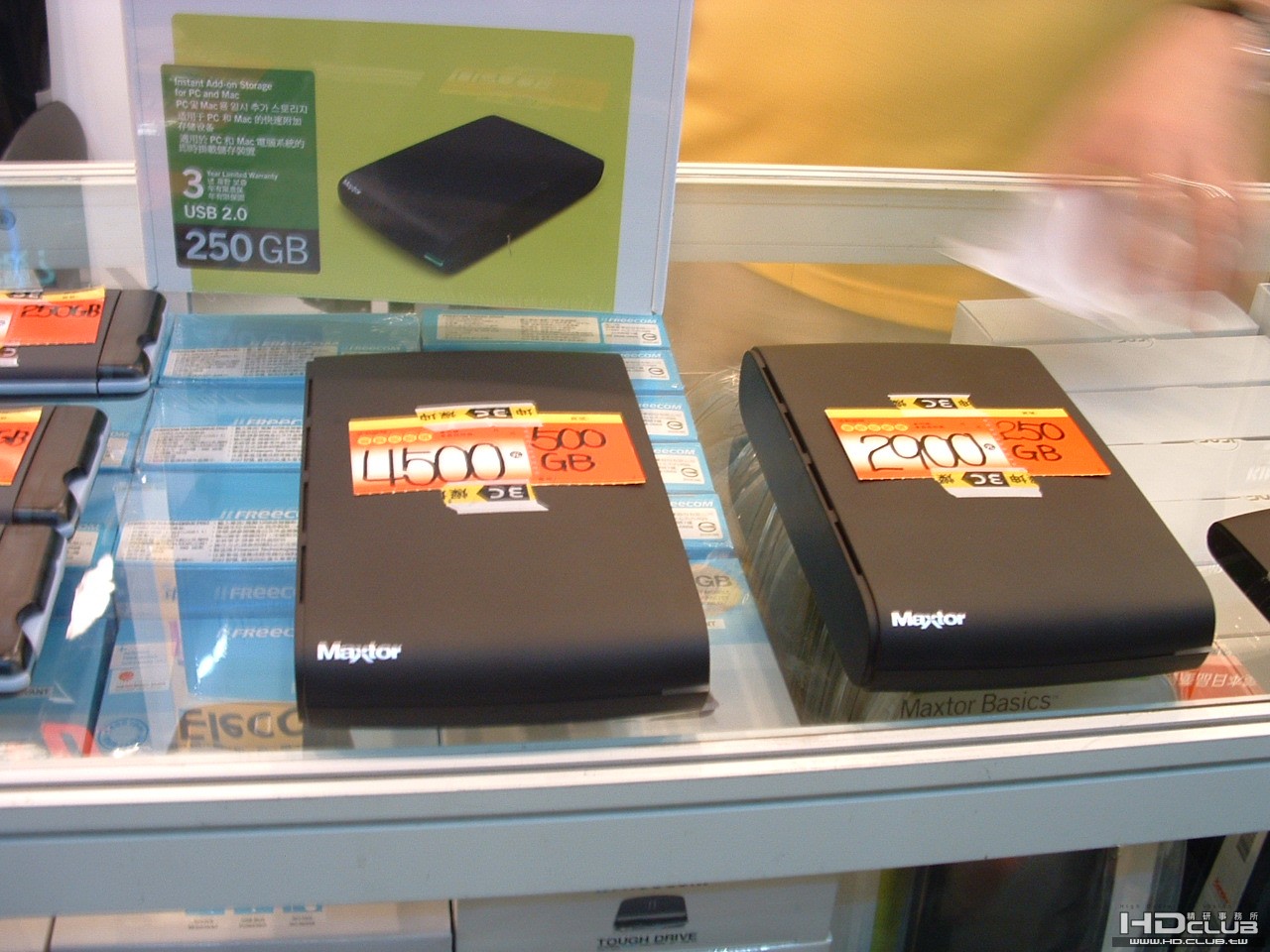燦坤賣的M牌500G+外接盒保固3年 4500