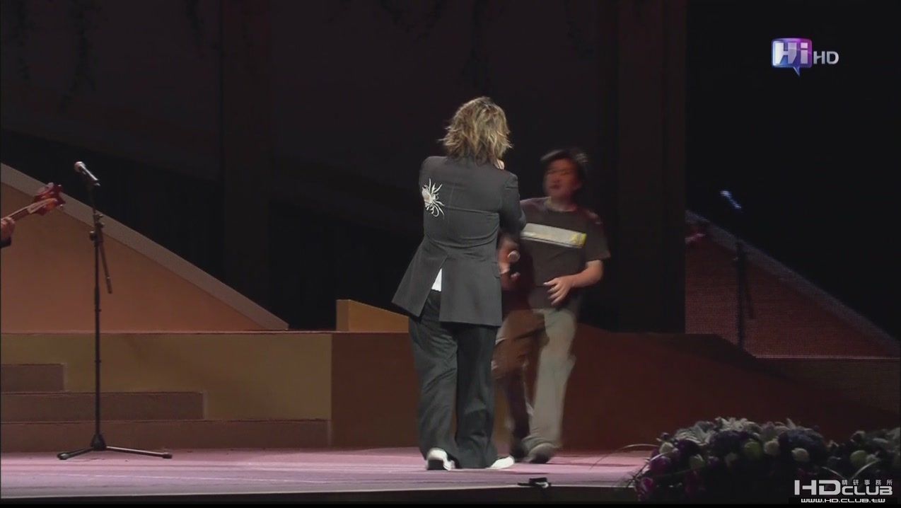 連續換兩支麥克風