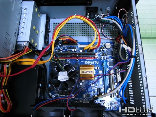 Gigabyte GA-73PVM-S2H, MicroATX(GD02無法安裝ATX機板)