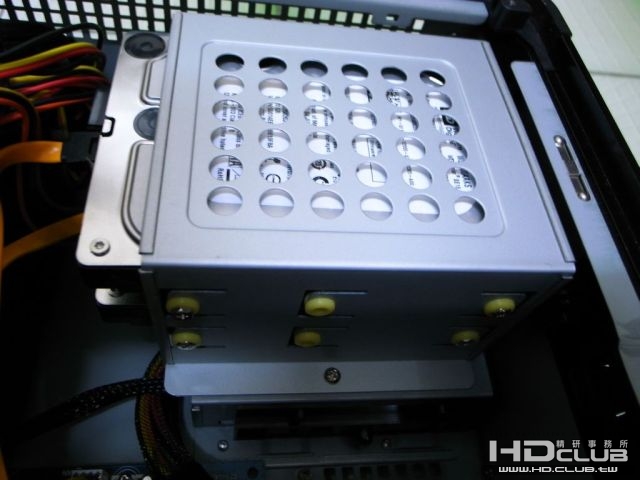 HDD安裝處(只能裝兩顆3.5吋), 最底下是讀卡機安裝處