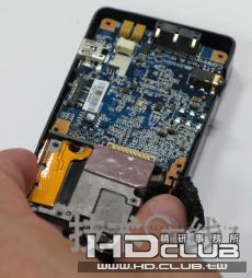圖3 打開後的機身。由光學模組和主板構成。此為從機身背面拍攝.jpg