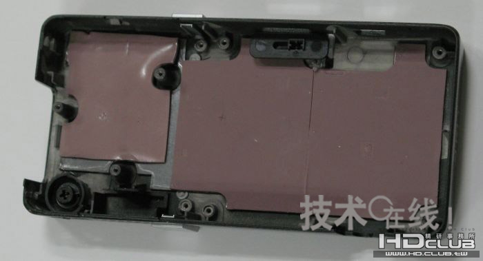 圖3 上側金屬外殼的內側。貼有推測是散熱用的薄板。.jpg