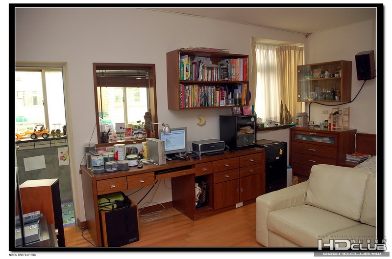 房間右面：書桌加上書架以及一堆的電器和雜物，怎麼整理看起來永遠都是亂的，也沒有遮光設備。 ... ... ...