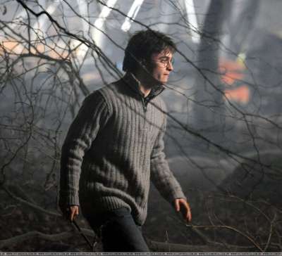 normal_DANIEL-RADCLIFFE-SETS-DH_(6).jpg
