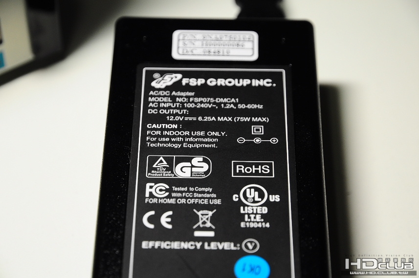 附帶的變壓器12V Max 6.25A/75W,根據官方說法平均耗電量約25W~30W