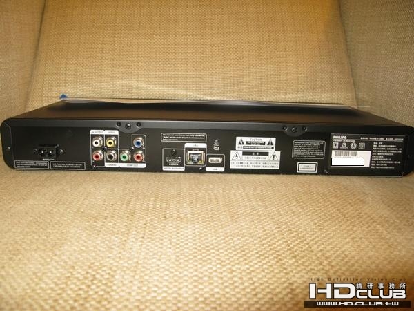 背面接口：電源、AV、同軸、色差、HDMI、網路、及USB接口，無光纖。
