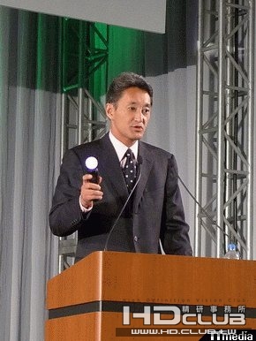 去年TGS的開場演說時。平井一夫手持的Motion Controller（暫定名稱）