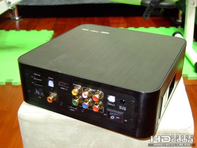 背面豐富的端子..不過USB供電似乎不足..Y型USB接2.5吋硬碟也是無法驅動