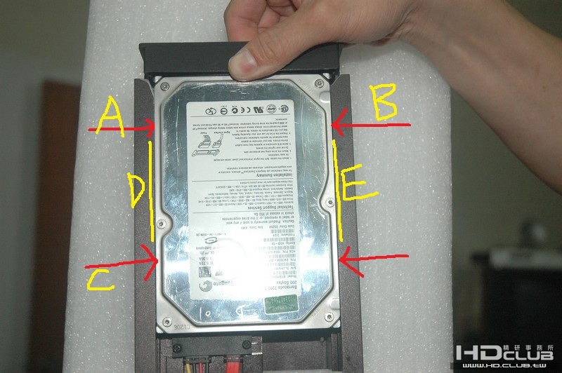未改款硬碟座 DE處間繫較小但散熱較好