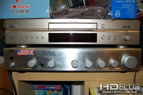 下為2聲道擴大機:AMC ;上為CD主機:SONY SCD XE-600