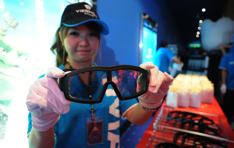 工作人員親切為觀眾送上IMAX專屬3D偏光眼鏡（欣賞示範片）