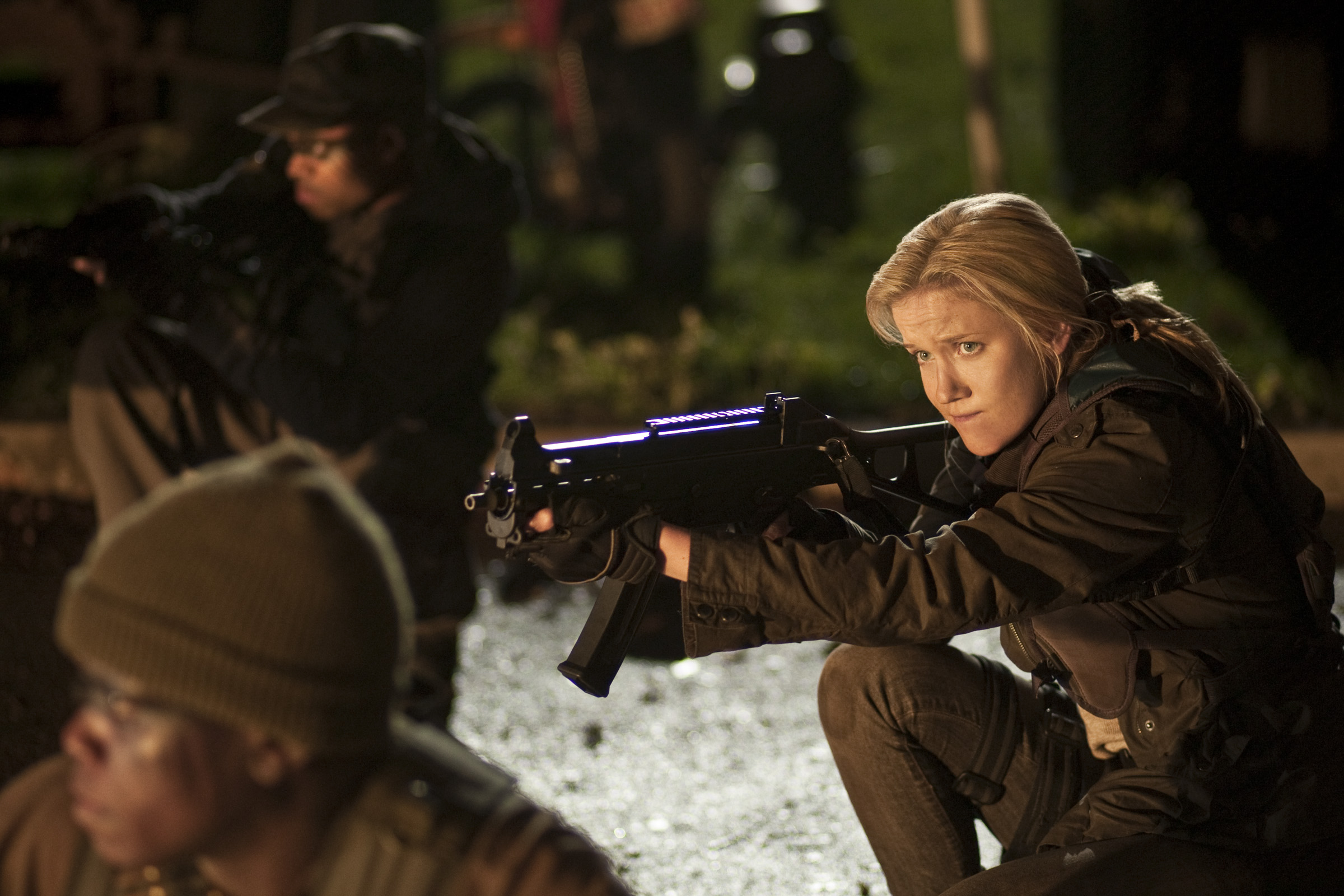 falling_skies_20_jessy_schram_phken_woroner.jpg