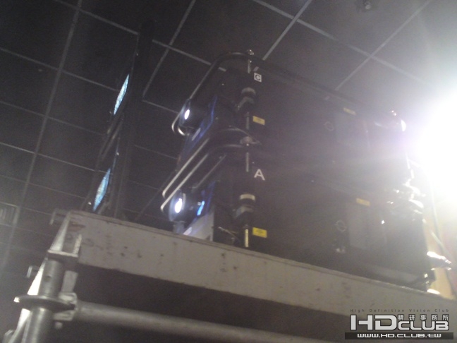 就架在身旁的3D投影機
