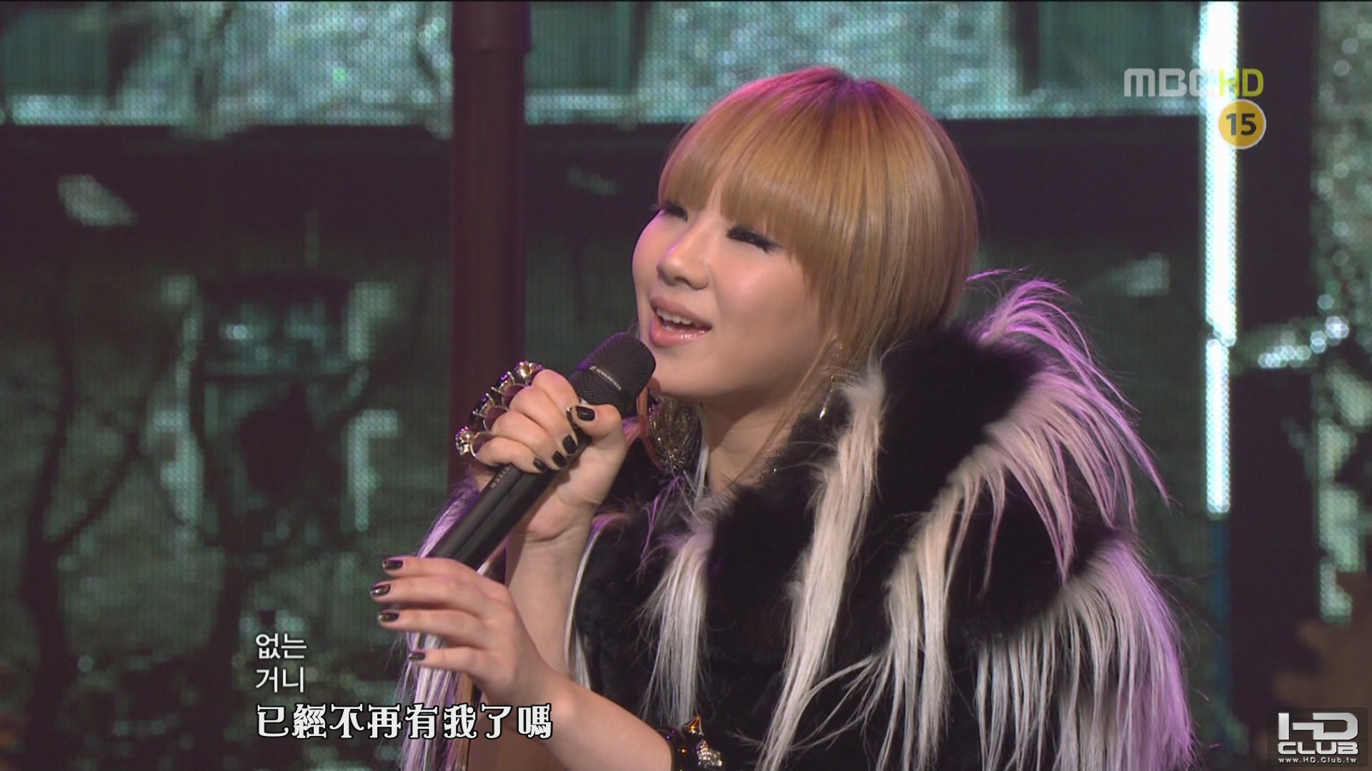 2NE1.Its.Hurt.Slow.101113.MBC.Music.Core.ts_20101119_155725.jpg