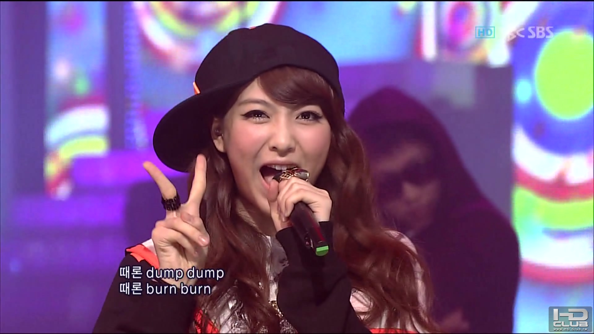 101121 SBS Inkigayo Kara - Burn   Jumping.ts_20101122_010439.jpg