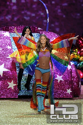 THE-VICTORIAS-SECRET-FASHION-SHOW-2010-4.jpg