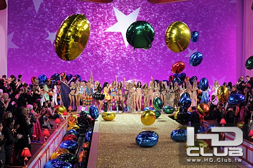 THE-VICTORIAS-SECRET-FASHION-SHOW-2010-2.jpg