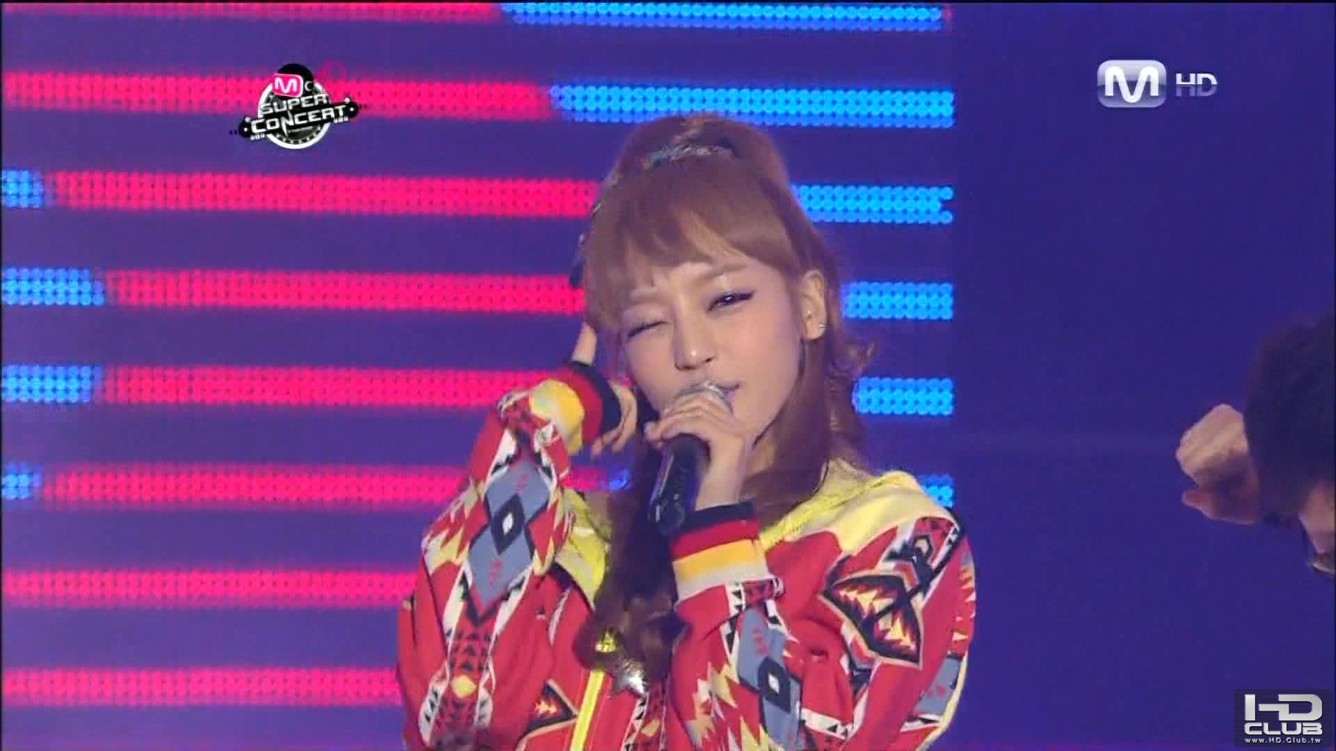101202 Mnet M! Super Concert Kara - Burn   Jumping.ts_00076.jpg