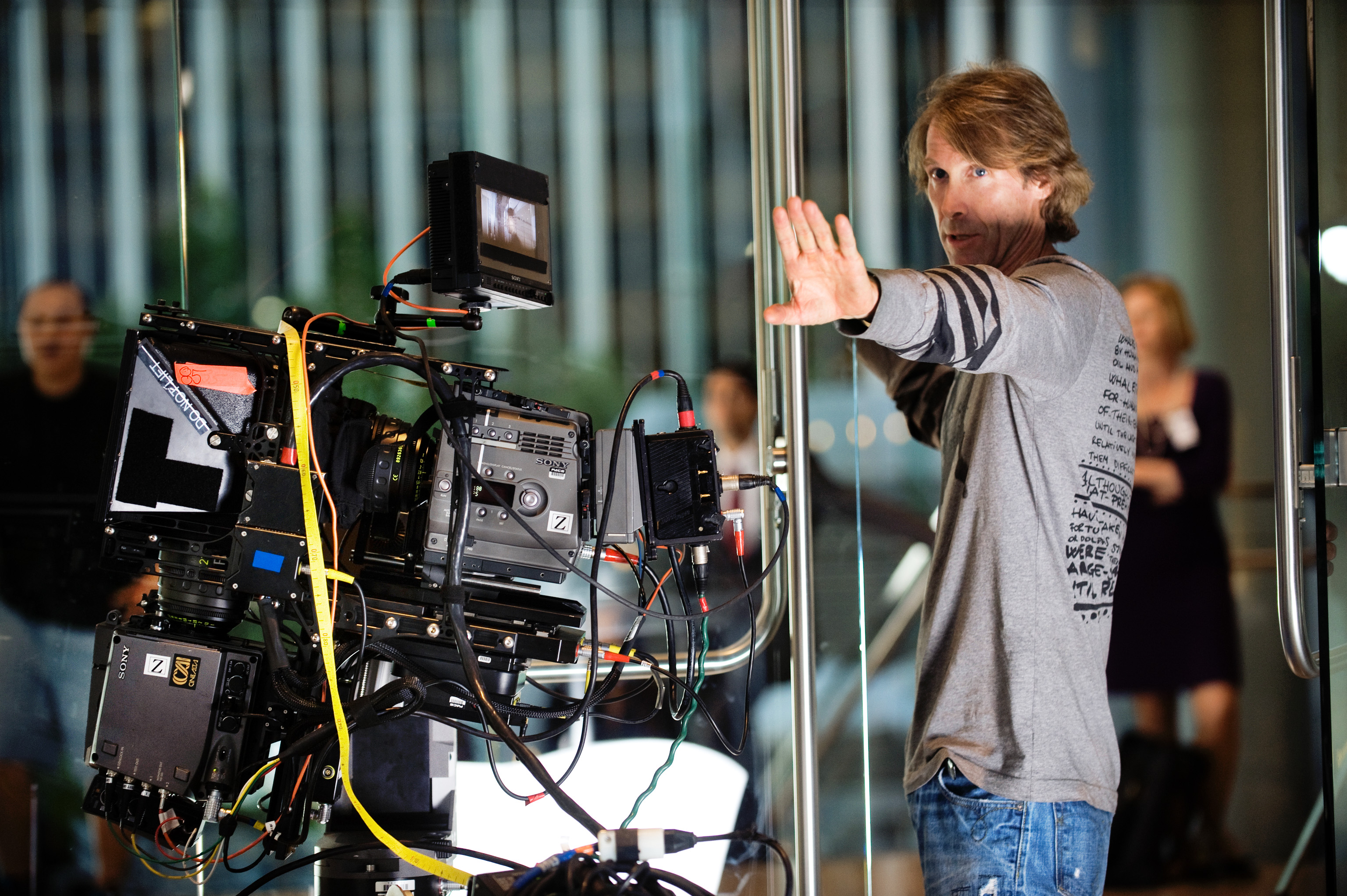 Director-Michael-Bay-TRANSFORMERS-DARK-OF-THE-MOON.jpg