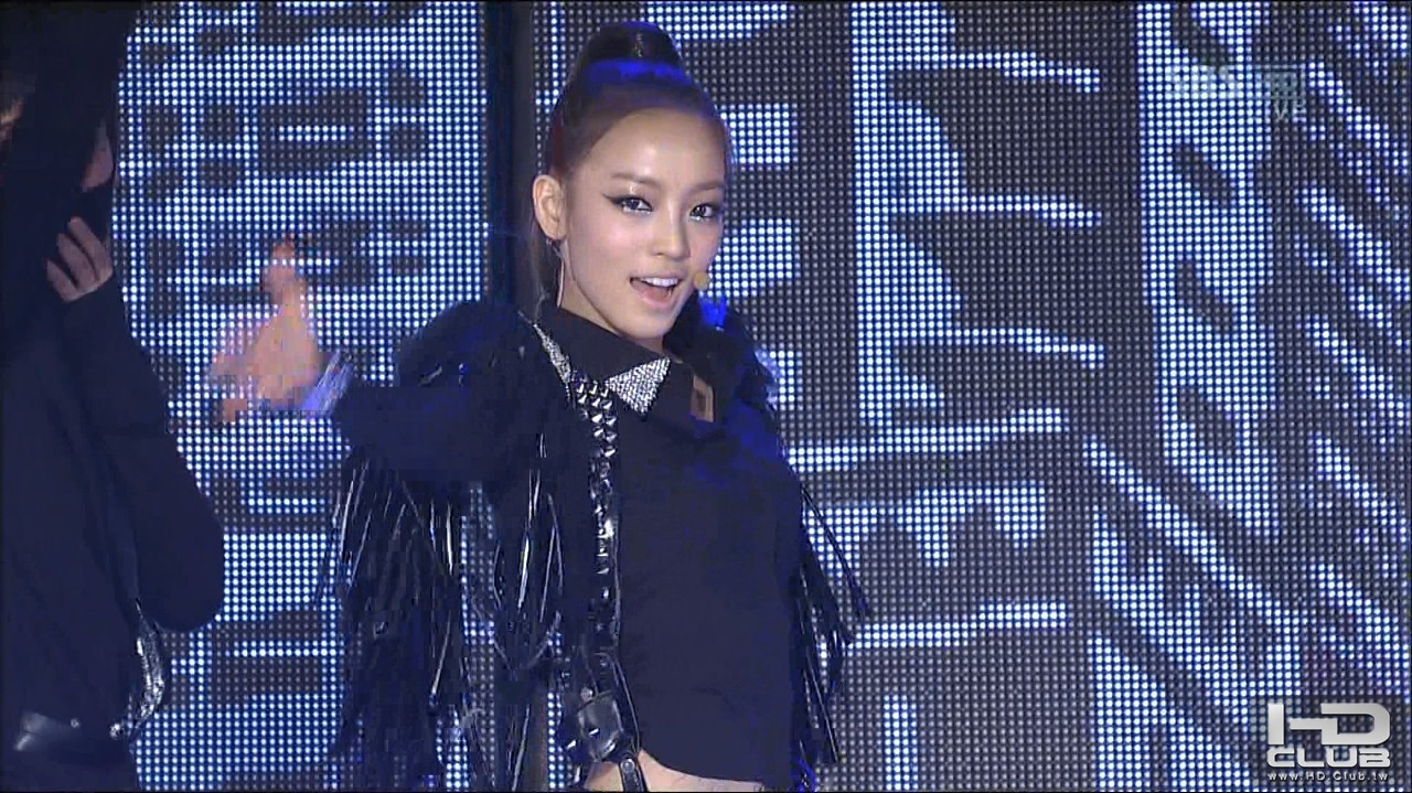 101229 SBS Gayo Daejun KARA - Lupin   Jumping 1.jpg