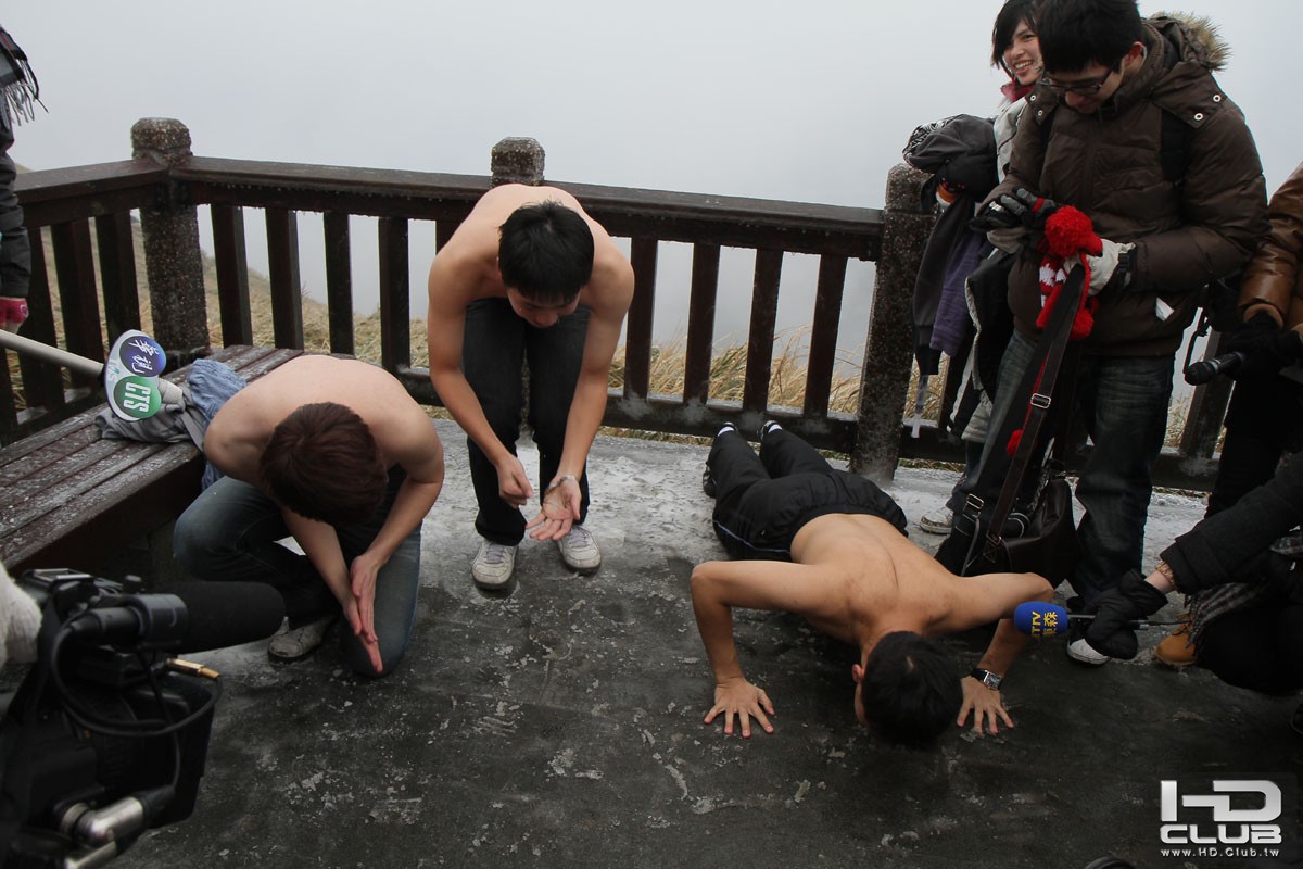 雪地上伏地挺身