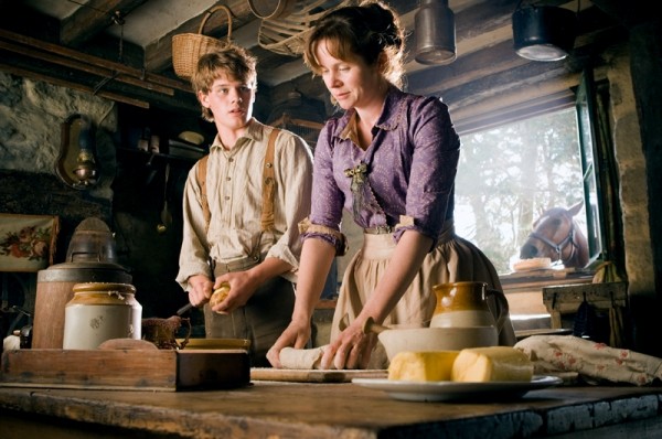 war-horse-movie-image-jeremy-irvine-emily-watson-01-600x398.jpg