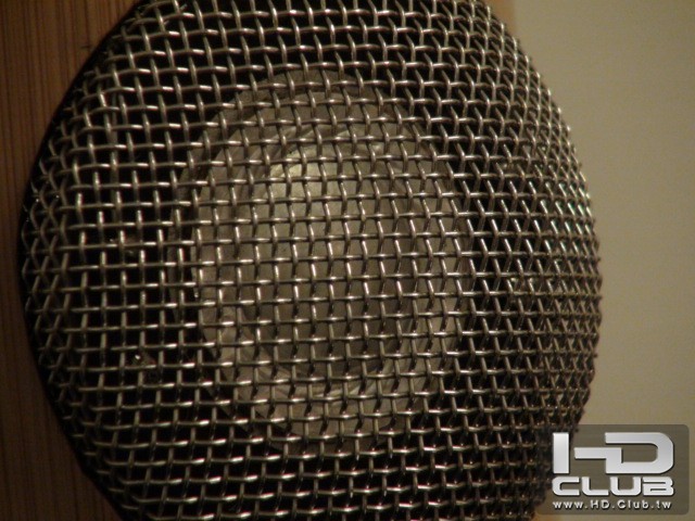 杜拉鋁振膜，厚度只有一條（0.01mm）高音直沖50Khz