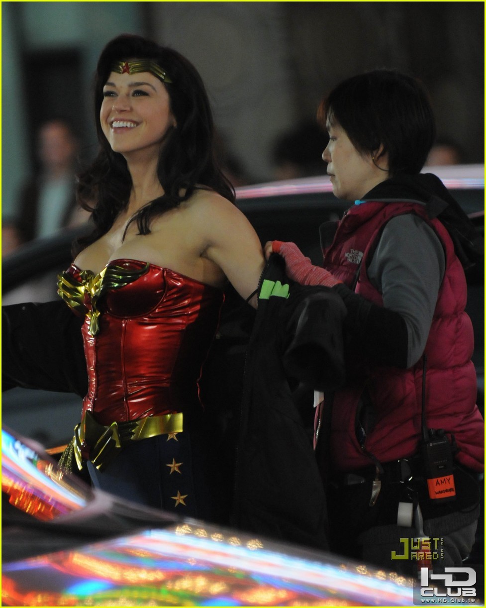 adrianne-palicki-wonder-woman-hollywood-boulevard-03.jpg