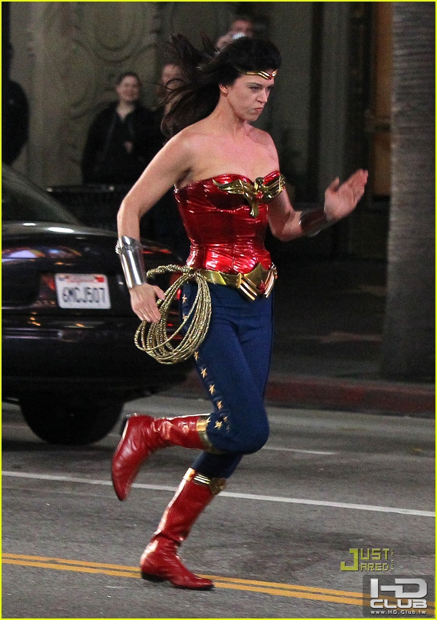 adrianne-palicki-wonder-woman-hollywood-boulevard-05.jpg