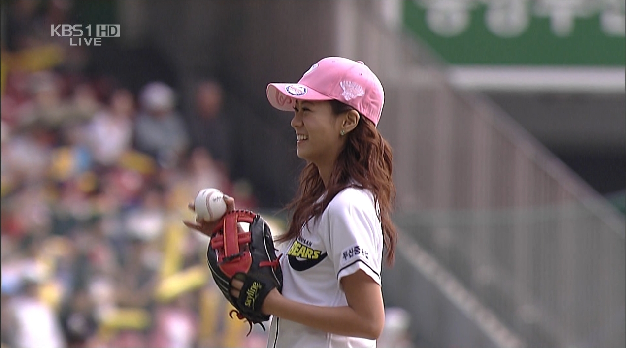 090913 勝妍 智英 開球1.jpg