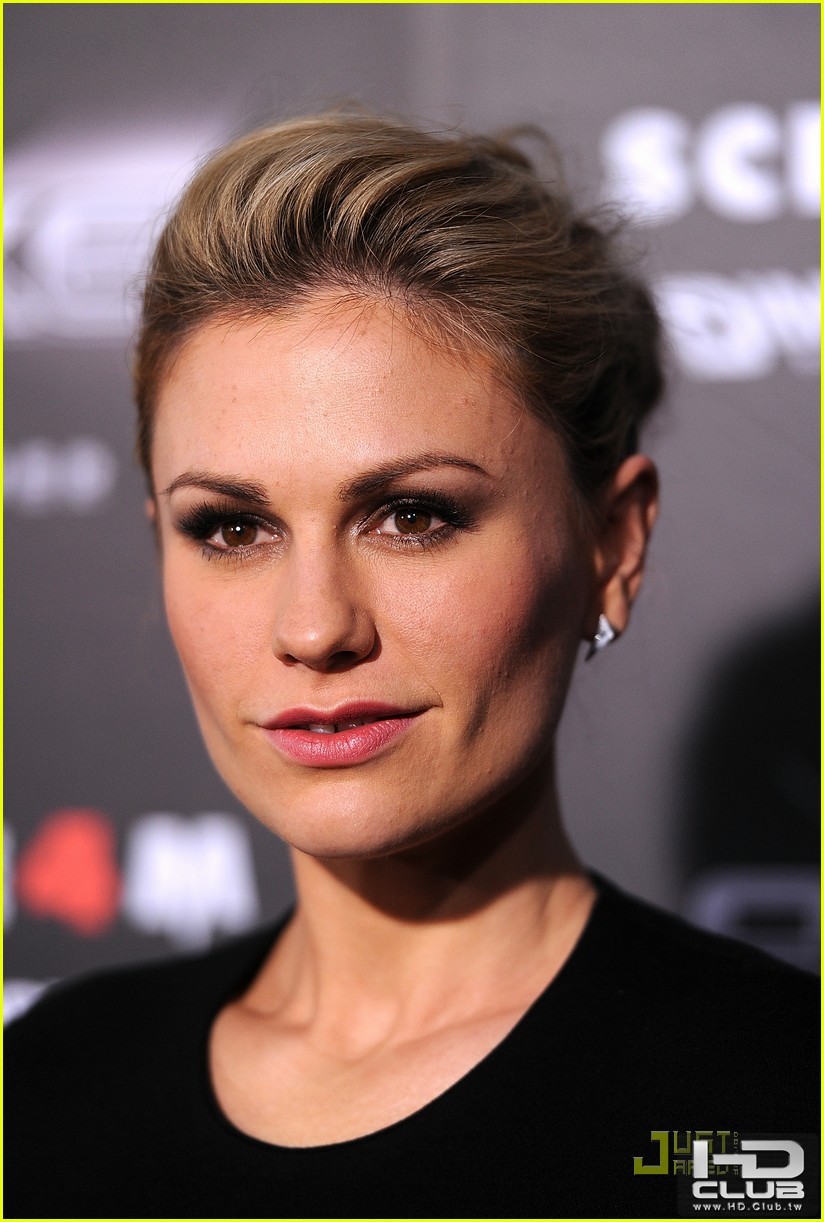 kristen-bell-anna-paquin-scream-4-premiere-04.jpg