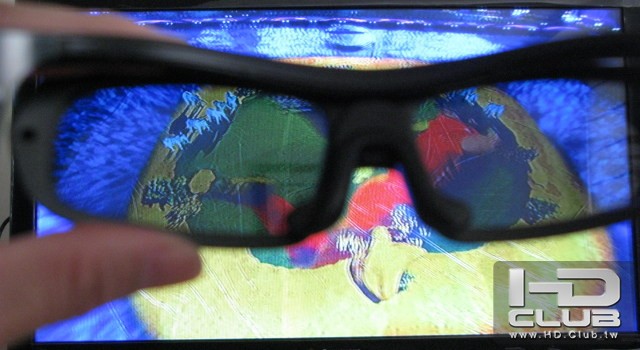 3D 畫面要帶上眼鏡看啦