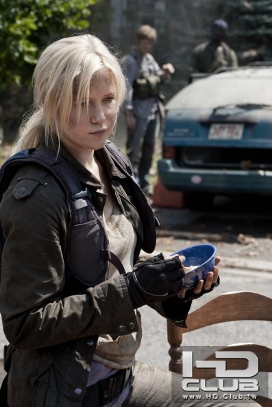 Falling Skies_101_1_Jessy Schram_PHKen Woroner_18776_002_0131_R_595.jpg