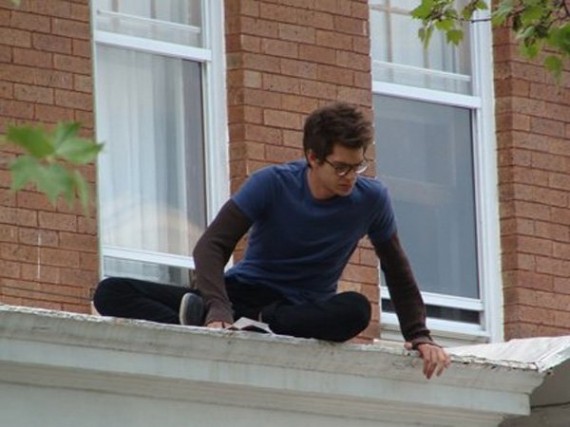 amazing-spider-man-peter-on-roof-1-570x427.jpg