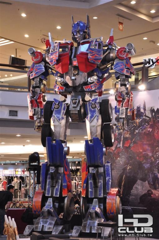 Chevrolet-Transformers-3-Roadshow-03.jpg