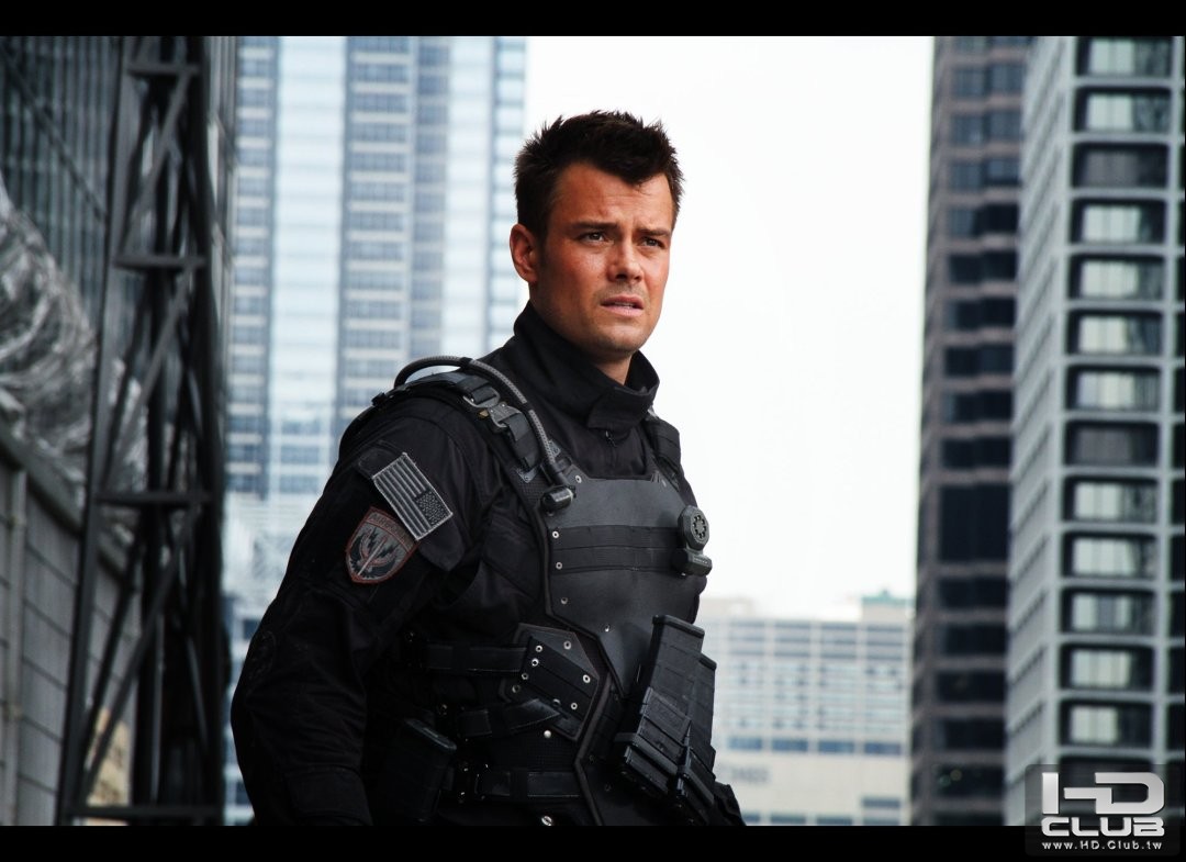 Transformers-3-Dark-Of-The-Moon-Stills-Sam-Lennox-Simmons-And-Optimus-1_1308164400.jpg