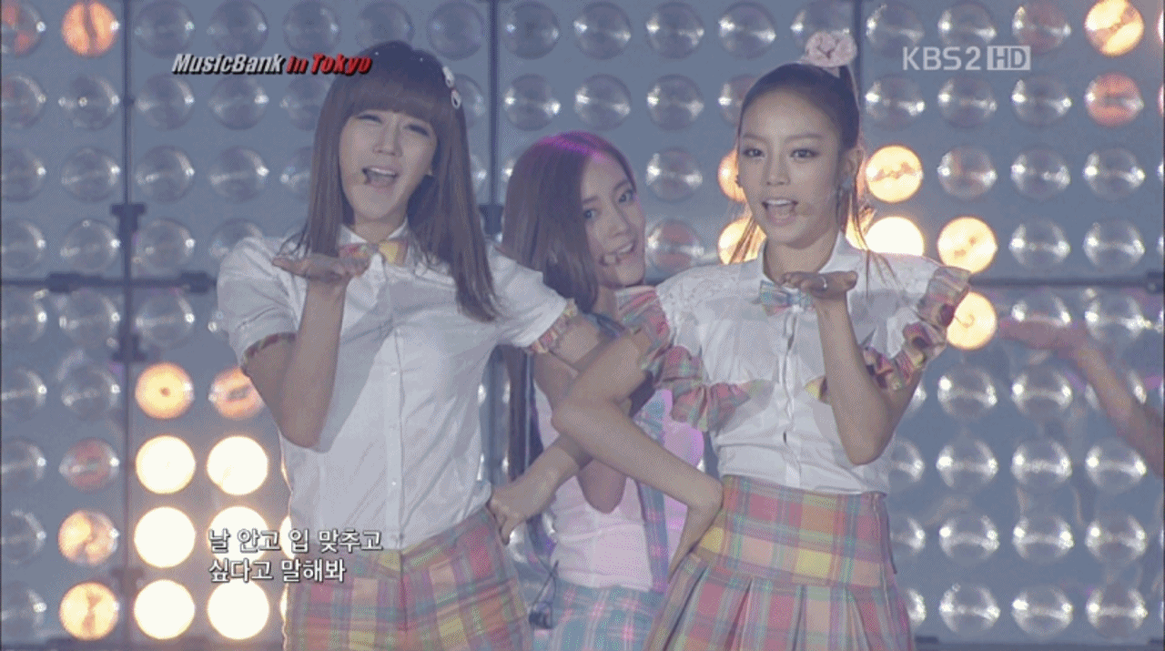 Rainbow   Kara - To My Boyfriend 110722_KBS Music Bankl In Tokyo.gif