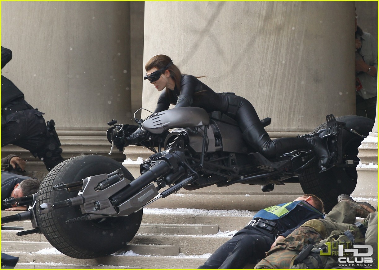 anne-hathaway-as-dark-knight-rises-catwoman-first-look-04.JPG
