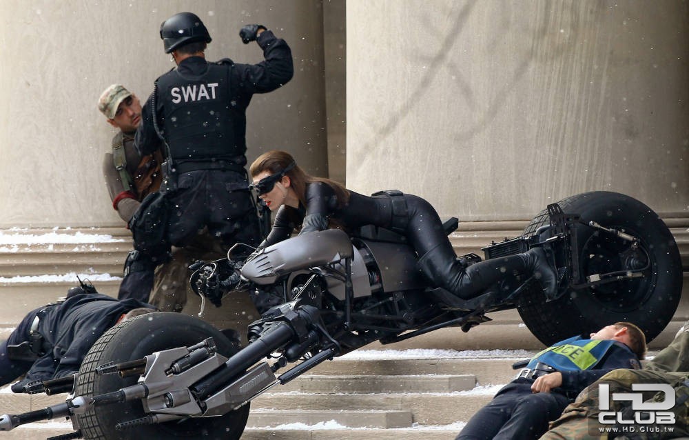 dark-knight-rises-set-photo-catwoman-anne-hathaway-05.jpg
