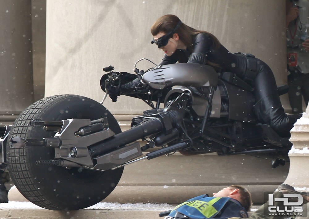 dark-knight-rises-set-photo-catwoman-anne-hathaway-04.jpg