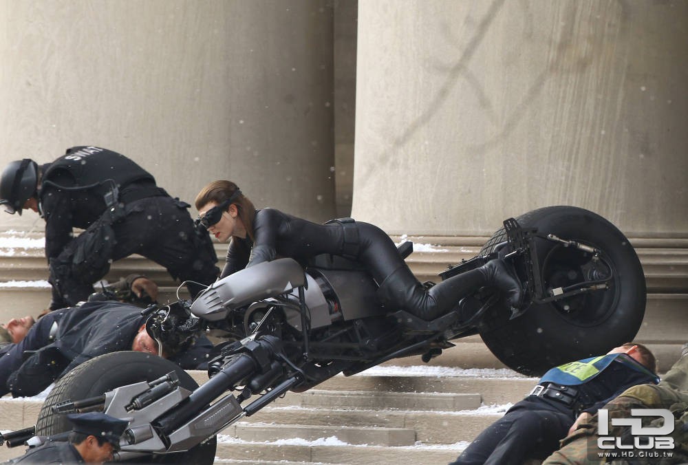 dark-knight-rises-set-photo-catwoman-anne-hathaway-03.jpg