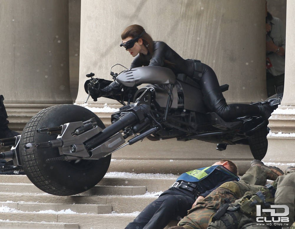 dark-knight-rises-set-photo-catwoman-anne-hathaway-02.jpg