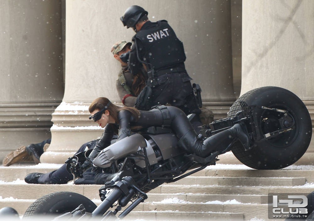 dark-knight-rises-set-photo-catwoman-anne-hathaway-06.jpg