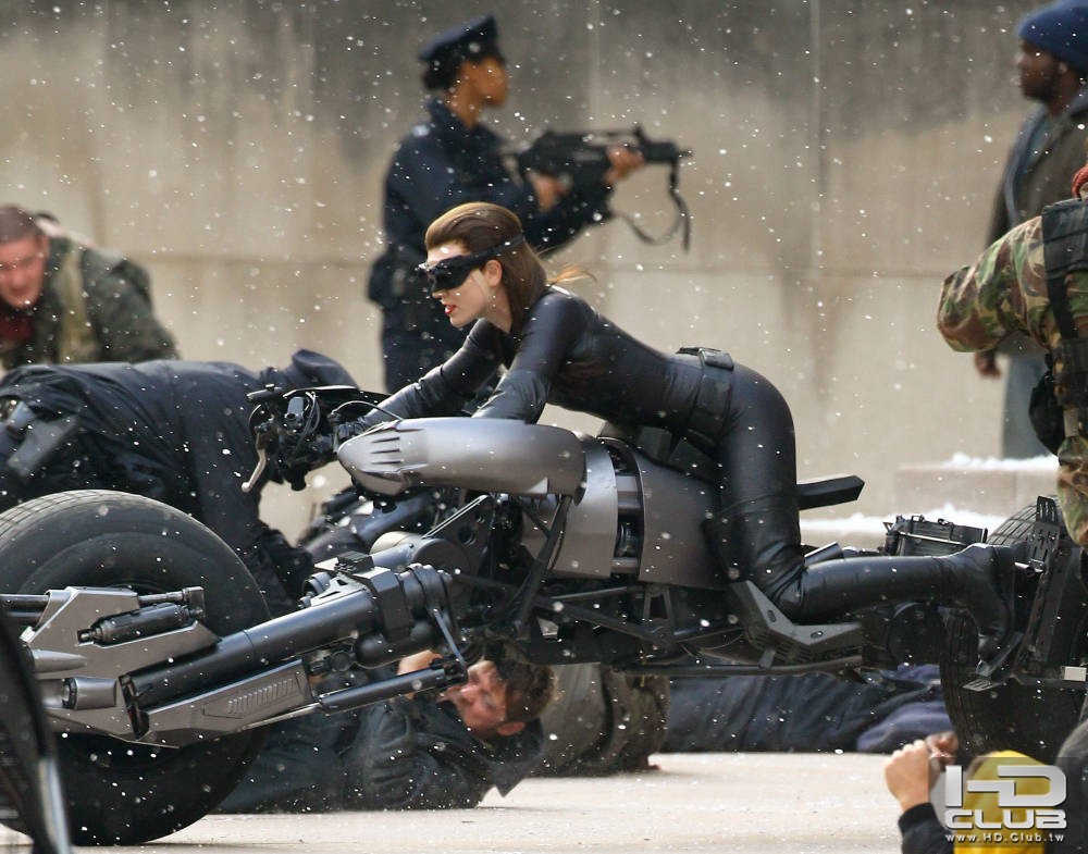 dark-knight-rises-set-photo-catwoman-anne-hathaway-01.jpg