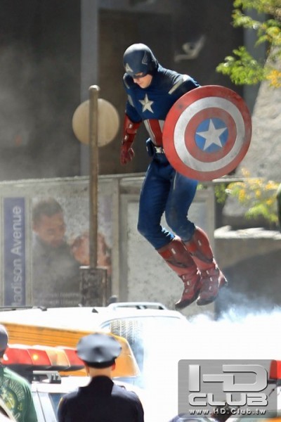 the-avengers-set-photo-chris-evans-4-400x600.jpg