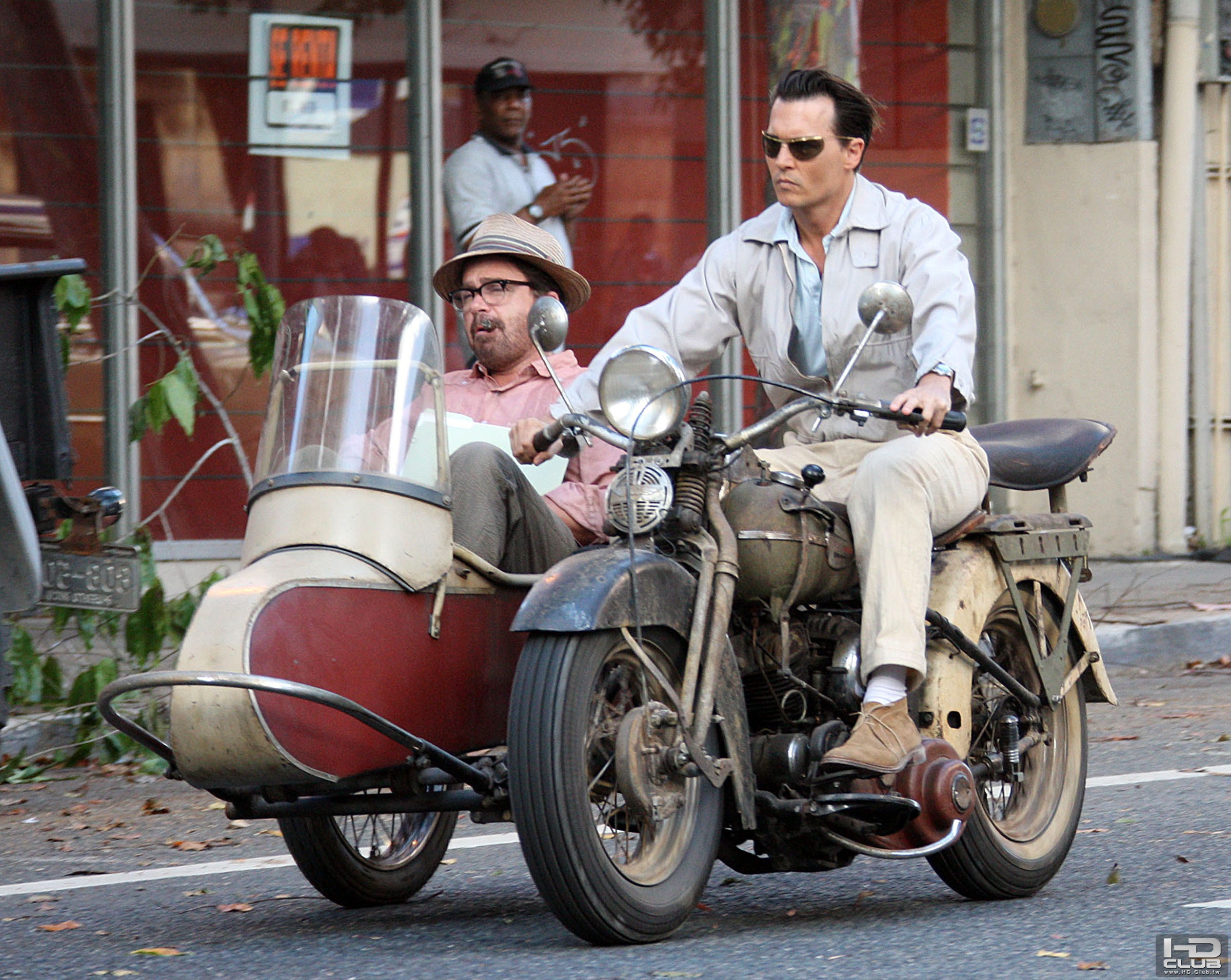 fp_2105688_depp_johnny_excl_041609.jpg