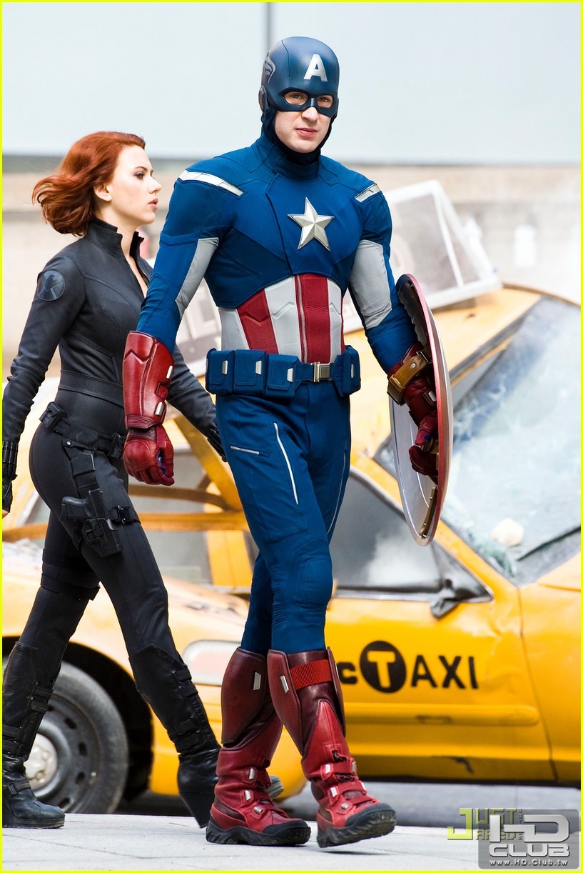 scarlett-johansson-chris-evans-jeremy-renner-avengers-park-ave-10.jpg